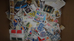 BC000 Carton  5 Kg De Timbres Et Feuilles De Divers Pays. Du Bon Temps à Passer (toutes Les Photos Ne Sont Pas Prises) - Mezclas (min 1000 Sellos)