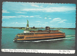 Staten Island Ferry Passing The Statue Of Liberty (GF3888) - Fähren