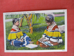 Seminole Indians Girls Stringing Beads Miami Florida  Ref 6390 - Indianer