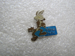 PIN'S    MIXA  BEBE   COYOTE    WARNER BROS - BD