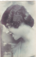 FEMMES. CARTE FANTAISIE. CPA. JEUNE FEMME .PORTRAIT DE PROFIL. COIFFURE. - Femmes