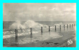 A751 / 495 14 - LUC SUR MER Effet De Vague Sur La Digue - Luc Sur Mer