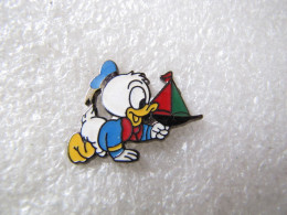 PIN'S    DISNEY   BEBE DONALD      Email Grand Feu  BATEAU - Disney