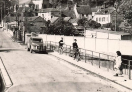 Ivry La Bataille * Un Coin Du Village Et Le Pont Henri IV * Automobile Citroën 2cv CITROEN * Enfants Villageois - Ivry-la-Bataille