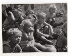 C2801/ Kinder Mädchen I.d. Badeanstalt Foto Pressefoto 24 X 18 Cm Ca.1955 - Non Classés