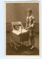 U766/ Mädchen Mit Puppenwagen Puppe Foto AK Ca.1930  - Spielzeug & Spiele