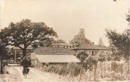 Léon * Route Et Vue De L'église Du Village * Villageois - Andere & Zonder Classificatie