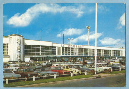 F0676  CP  AEROPORT DE PARIS- LE BOURGET  (Seine Saint-Denis)  L'Entrée De L'aérogare  -  Voitures Années 60  ++++ - Le Bourget