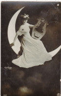 FEMMES .CPA. FEMME MUSICIENNE SUR UN CROISSANT DE LUNE AVEC SA LYRE PHOTO D'ART REUTLINGER. PARIS . TIMBRE + TEXTE - Donne