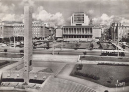 BREST LE MONUMENT AUX MORT ET L HOTEL DE VILLE - Brest