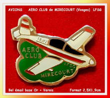 SUPER PIN'S AVION-AEROCLUB De MIRECOURT (70), émail Base Or Vernissé, Format 25X2,1,9cm - Vliegtuigen