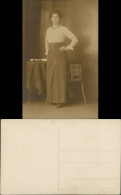 Foto  Atelierfoto - Frau Steht Am Tisch 1912 Privatfoto - Personnages