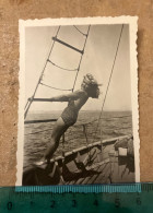 Réal Photo Pin-up Une Jolie Femme Sur La Bateau Voilier - Pin-ups