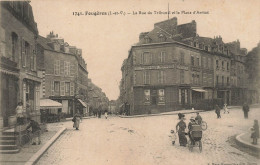Fougères * La Rue Du Tribunal Et La Place D'armes * Pharmacie Moderne * Commerces Magasins Landau Pram Kinderwagen - Fougeres