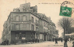 Fougères * Un Coin De La Place D'armes * Grande Pharmacie Moderne * Café Du Centre - Fougeres