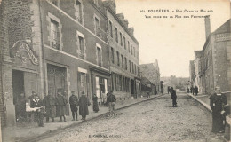 Fougères * Rue Charles Malard , Vue Prise De La Rue Des Feuteries * Maison Du Peuple ? * Landau Pram Kinderwagen - Fougeres