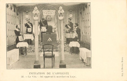 Franc Maçonnerie * CPA * Initiation De L'apprenti N°22 * Le Vén Lui Apprend Marcher En Loge * Franc Maçon Francs Maçons - Philosophie & Pensées