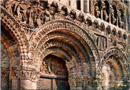 22-4-2024 (2 Z 43) France - Poitiers Portail De L'Eglise Romane - Castles