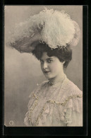 AK Attraktive Junge Frau Mit Geschmücktem Hut Und Perlenkette  - Fashion