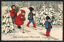 AK Vier Kinder Auf Skiern Im Tannenwald Bei Schnee  - Deportes De Invierno