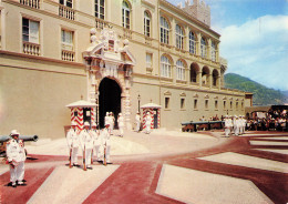 98 MONACO LA RELEVE DE LA GARDE DEVANT LE PALAIS - Prince's Palace