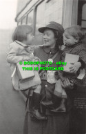 R461710 London. Two Children Go For A Bus Ride During Evacuation To The Countrys - Sonstige & Ohne Zuordnung