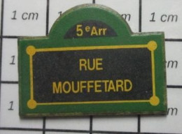 1618A Pin's Pins / Beau Et Rare : VILLES / PLAQUE DE RUE PARIS 5e ARR RUE MOUFFETARD - Steden