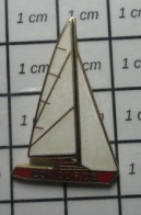 1216B Pin's Pins / Beau Et Rare : BATEAUX / VOILE VOILER CONCORDE Attention Au Crash ! - Barche