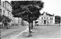 PIERRE BENITE - La Place à Gauche L'École Au Fond La Mairie - Pierre Benite