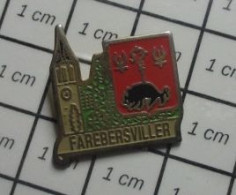 411G Pin's Pins / Beau Et Rare : VILLES / FAREBERSVILLER EGLISE BLASON ARMOIRIES SANGLIER - Städte