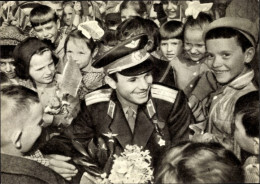 CPA Kosmonaut Juri Alexejewitsch Gagarin Umgeben Von Kindern - Historische Persönlichkeiten