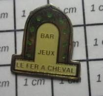 2919 Pin's Pins / Beau Et Rare : MARQUES / BAR JEUX LE FER A CHEVAL - Trademarks