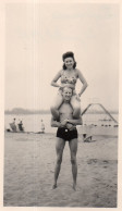 Photographie Photo Vintage Snapshot Hofstaede Couple Sexy Bikini Plage - Places