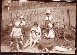 Photographie Photo Vintage Snapshot Vélo Bicyclette Bicycle Cycliste Amies - Other & Unclassified