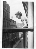 Photographie Photo Vintage Snapshot Fenêtre Window Balcon Balcony - Anonymous Persons