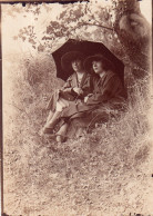 Photographie Photo Vintage Snapshot Mode Parapluie Umbrella Chapeau Hat - Other & Unclassified