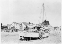 Photographie Photo Vintage Snapshot Bateau Plage Canot  - Boats