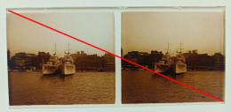 Photo Sur Plaque De Verre, Hôtel De Genève, Bateaux De Guerre, Bateau Coque Blanche, Eglise, Clocher, Année 1930 - Glass Slides