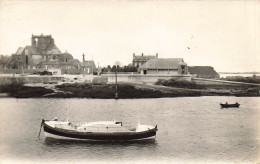 RARE  50 BARFLEUR LA CANOT DE SAUVETAGE A DROITE LA STATION DE SAUVETAGE A GAUCHE L'EGLISE CPSM - Barfleur