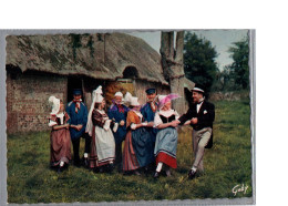 FOLKLORE - EN NORMANDIE - Groupe Folklorique En Dansant La Gigouillette Costumes Paysans Et Bourgeoisie - Costumi