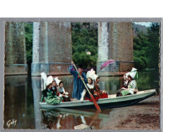 FOLKLORE - EN NORMANDIE - Groupe Folklorique Jeune Fille Du Tournoi De La Duchesse Coiffe Sur Les Bords De L'Orne Barque - Costumi