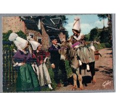 FOLKLORE - EN NORMANDIE - Groupe Folklorique La Rose Aux Bouais D'Avranches Femme Coiffe Sur Un Ane  - Costumi