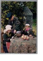 FOLKLORE NORMANDIE - SAINT JACQUES DE NEHOU 50 J'beuvons La Goutte Enfant à Table Avec Du Calva Pomme - Costumi