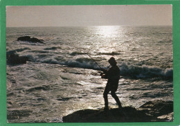 Plaisir De La Peche Au Soleil Couchant  EDIT Photo Y.R CAOUDAL IMPECCABLE  CPM La Bretagne Pittoresque - Fishing