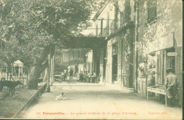 CPA CP 83 Var Porquerolles Le Grand Trottoir De La Place D'armes Figuière édit Chiens Coiffeur Café - Porquerolles