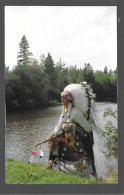 Wendake (village Huron). Mario Gros Louis En Costume Traditionnel Des Amérindiens Canadiens (A18p62) - Indios De América Del Norte