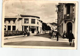 88 - Vittel - Rue De Verdun Et L'Hôtel Des Postes - Vittel