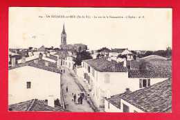 F-17-Ile De Ré-87P218  LA COUARDE SUR MER, La Rue De La Manzandière, L'église, Petite Animation, Cpa BE - Ile De Ré