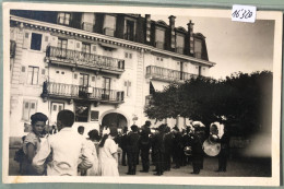 Villeneuve (Vaud) - Fanfare Jouant Devant L'Hôtel Du Port (16'320) - Villeneuve