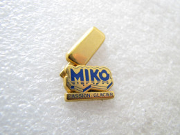 PIN'S   MIKO   LAIT    ARTHUS BERTRAND - Alimentation